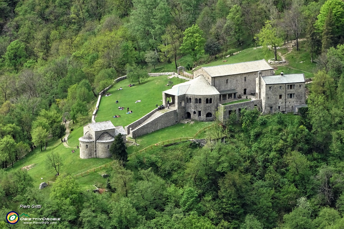 40 L'abbazia di San Pietro al Monte vista dall'alto.JPG